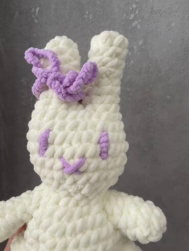 чебурашка из плюшевой пряжи: 🐰Милый зайчик ⚪️белого цвета 🧶Сделан из пряжи 🙌Ручная работа В — 5