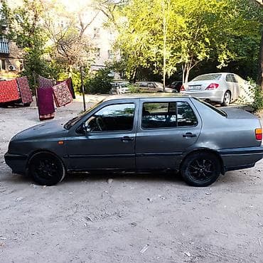 капот на венту: Volkswagen Vento: 1992 г., 1.8 л, Механика, Седан — 3