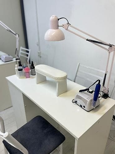 аренда столов: Сдается маникюрный стол в центре города. Доступ 24/7 Лампа, подставка — 1