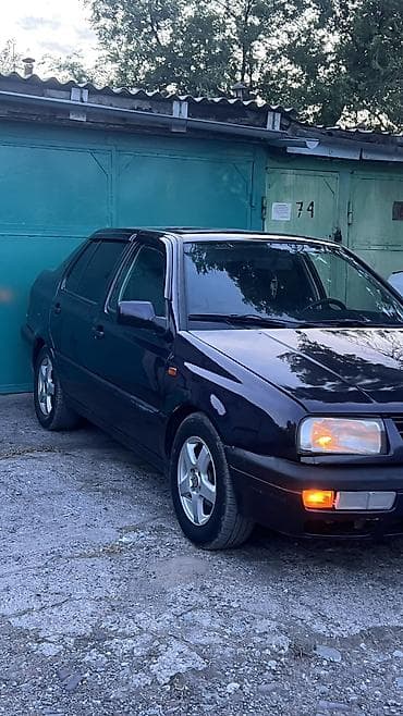 mazda 121: Volkswagen Vento: 1993 г., 1.8 л, Механика, Седан — 6