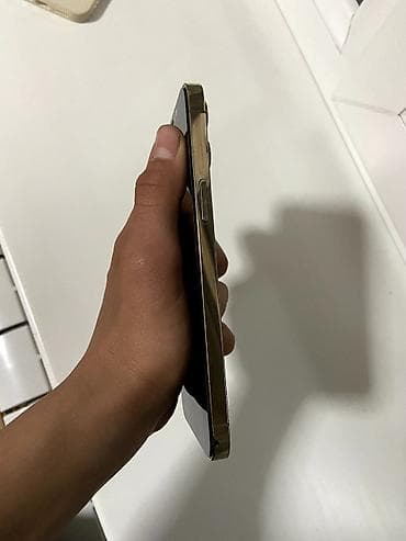 iphone x: Смартфон с плоскими гранями и корпусом золотистого цвета — 6