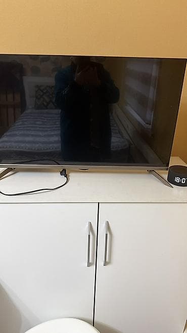 Другое ТВ и видео: Телевизор с плоским экраном, диагональ ориентировочно 40–43". Узкие — 1