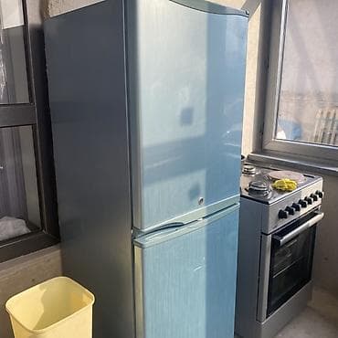 Двухкамерный холодильник с нижней морозильной камерой. - Цвет