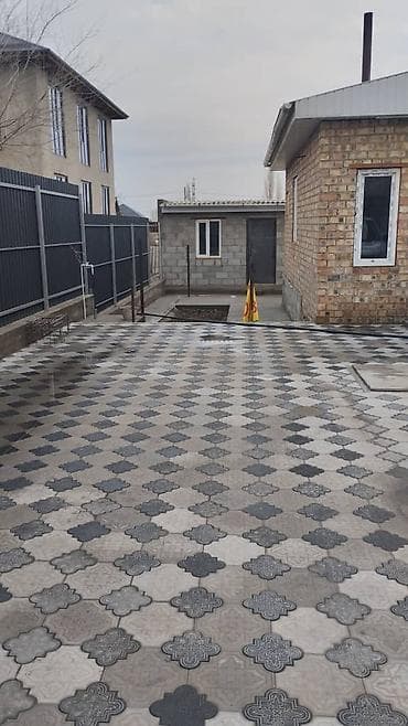 4 bedroom: Арча бешик,ул.кызыл адыр,рядом гос.садик 19 Двор и постройки: - — 4