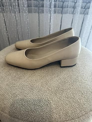 Бежевые женские туфли-лодочки на низком широком каблуке. - Материал