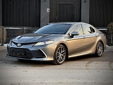 авто тесла: Toyota Camry: 2023 г., 2.5 л, Вариатор, Гибрид, Седан — 1
