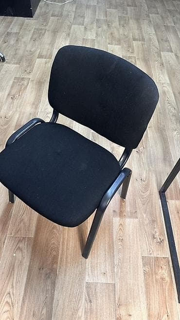 Оборудование для салонов красоты: Стул 1400с 3шт Кушетка 2500 с вместе с чехлом Педикюрный стол с — 1