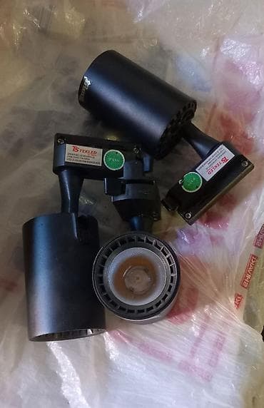 7шт: Трековые прожекторы и рельсы к нему есть. Б/у.по 200с . Светилник — 2