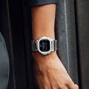 Аксессуары: Casio G-Shock GM-5600YM-8 — это модель из серии Fine Metallic — 5