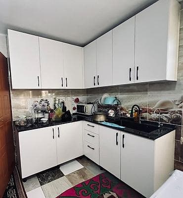 Кухонный гарнитур угловой, современный, в белом матовом исполнении с
