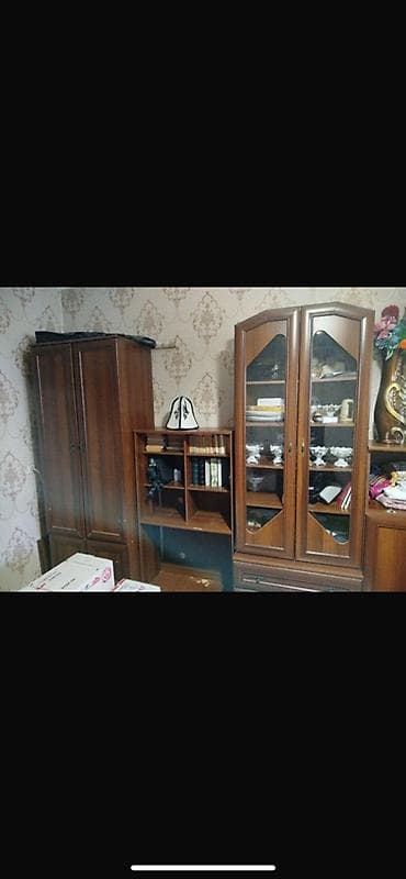 Стенка-гостиная из массива/ЛДСП в классическом стиле, цвет тёмный at lalafo.kg Стенка-гостиная из массива/ЛДСП в классическом стиле, цвет тёмный