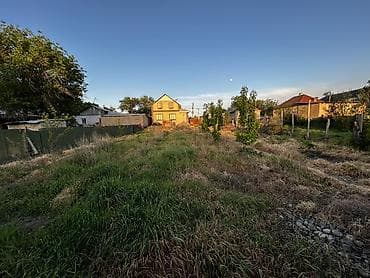 Продажа домов: Продаётся двухэтажный дом с приусадебным участком. Характеристики — 5