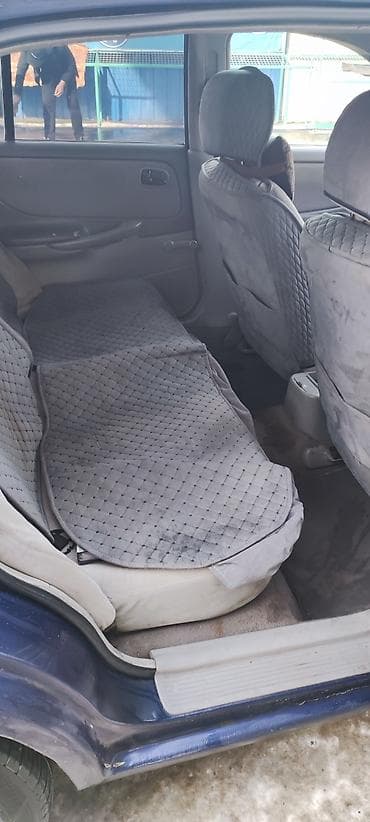 Унаа сатуу: Mazda Capella: 1999 г., 1.8 л, Кол менен иштөөчү, Бензин, Хетчбек — 4