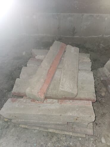 Бетонные бордюры/поребрики, демонтированные,
 есть вариант по штучно