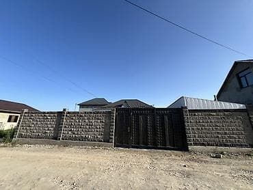Дом с участком и капитальным ограждением - Отдельно стоящий
