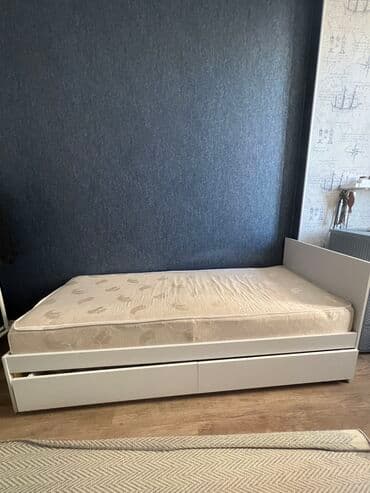 кровать односпальная с матрасом купить дешево: Продаю кровать вместе с матрасом. Ширина 84 см, длина 200 см. Внизу — 2