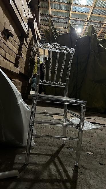 на ножках: Пластиковый стул — 1