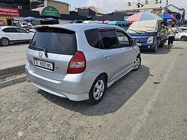 Унаа сатуу: Honda Jazz: 2003 г., 1.4 л, Кол менен иштөөчү, Бензин, Хетчбек — 4