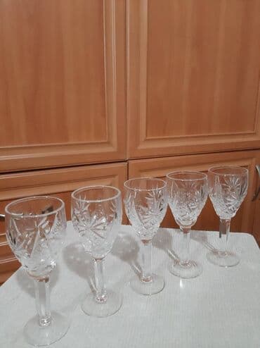 1) Продам рюмки хрустальные, маленькие, высотой около 12 см, 5 штук. И