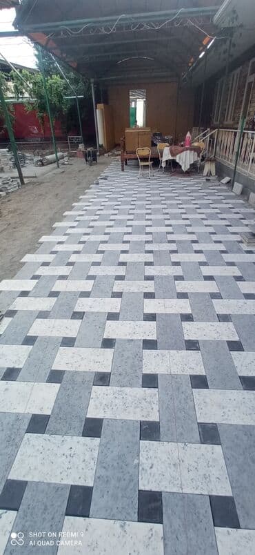 Тротуарная плитка, предназначенная для укладки на открытых