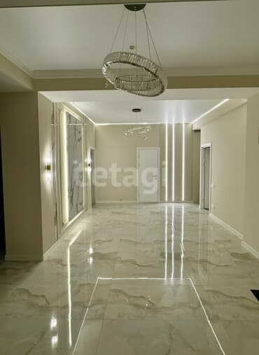 срочно продаётся 1 комнатная квартира в районе ошского рынка по улице молодая гвардия: 3 комнаты, 133 м², Элитка, 2 этаж, Евроремонт — 1