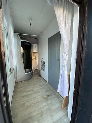 Гаражи: Продаётся одноэтажный дом с участком. Характеристики: - Материал — 4