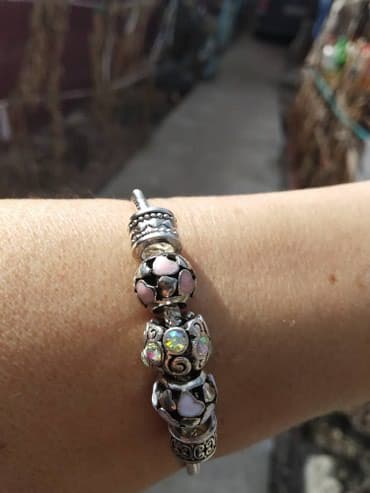 Продаю браслеты бижутерия хорошего качества.длина браслета 18 см на