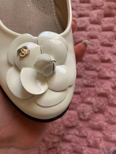 обувь ручной работы бишкек: Балетки лакированные молочные, очень красивые, цветочек вращается — 4