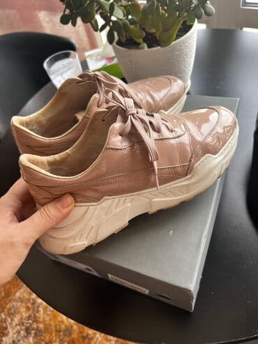 Кроссовки 39,40 го размера состояние хорошее, отдам за 1500 сомов at lalafo.kg Кроссовки 39,40 го размера состояние хорошее, отдам за 1500 сомов