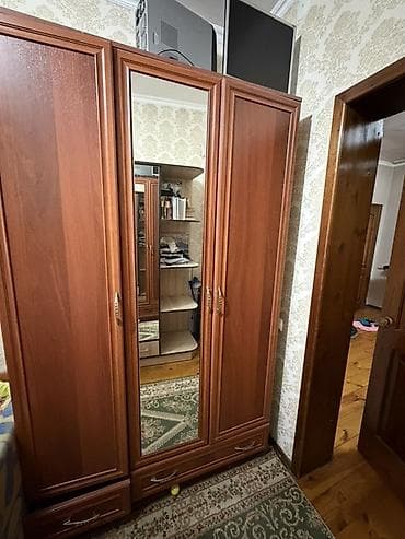 Трёхдверный шкаф для одежды с зеркалом б/у - Корпус и фасады at lalafo.kg Трёхдверный шкаф для одежды с зеркалом б/у - Корпус и фасады