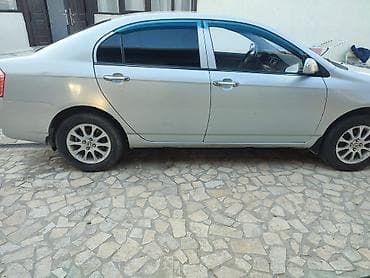 глушитель для нексия: Седан серебристого цвета с тонированными задними стеклами — 1