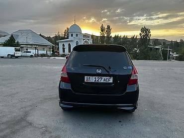 два авто: Honda Fit: 2002 г., 1.3 л, Автомат, Бензин, Хэтчбэк — 2