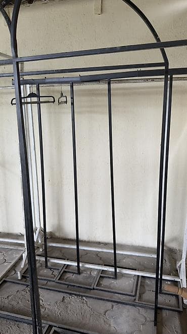 фитнес форма: Металлическая вешалка для одежды с арочным верхом, предназначенная для — 4