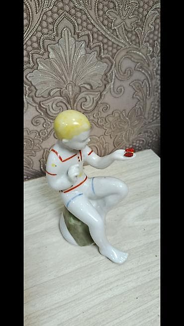 красотка мужской: Фарфоровая статуэтка «Мальчик с божьими коровками». - Материал — 2