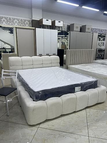 Дом и сад: Мягкая двуспальная кровать с объемным низким основанием и изголовьем — 2