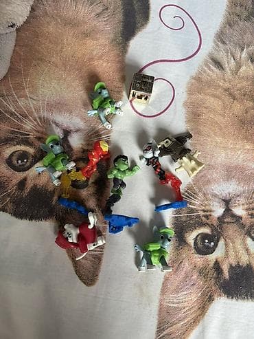 Kinder игрушки, продам или обменяю В составе: - 3 фигурки Рокки