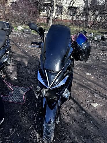 Скутер городской, спортивный дизайн, черный цвет. Основные