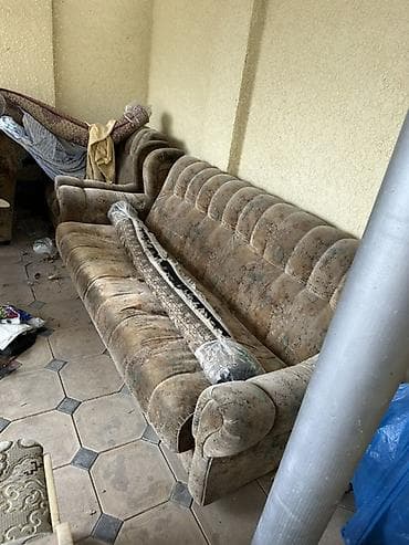 бекер кучук: Диван большой, классической формы с высокими подлокотниками и — 2