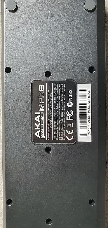 Динамики и колонки: AKAI Professional MPX8 — мобильный сэмплер с 8 динамическими пэдами — 2