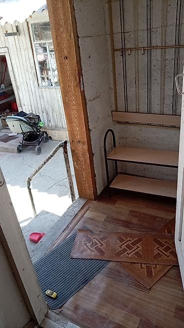 кушетка аренда: Сдаётся простая комната в частном доме. - Планировка: одна жилая — 2