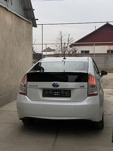 Toyota Prius: 2011 г., 1.8 л, Вариатор, Гибрид, Хэтчбэк — 2