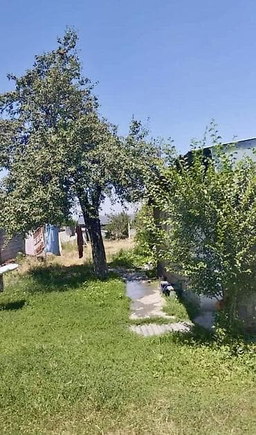 купить танхаус: Срочно! 13 соток с.Кунтуу Продается участок с домом центр, вторая — 3