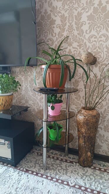 напольные полки: Элегантная угловая полка из светлого дерева с тремя вместительными — 3