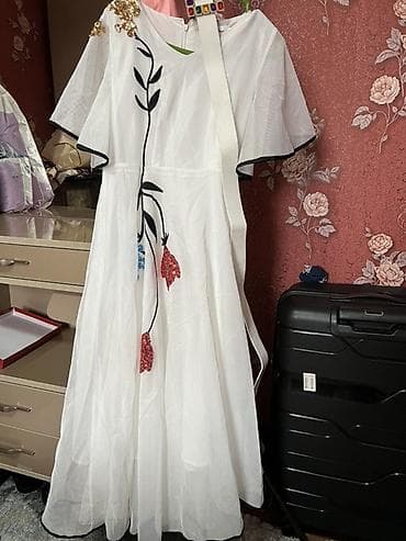 ростовые фигуры: Белое длинное платье с авторским декором. - Свободный А‑силуэт — 1