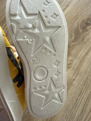 белые кросовки: Детские кеды (кроссовки) ярко‑жёлтого цвета, размер 30. - Застёжка — 4