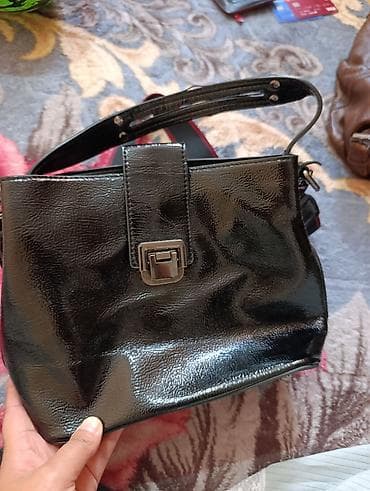 Набор женских сумок (4 шт.) - Черная лаковая сумка: компактная форма