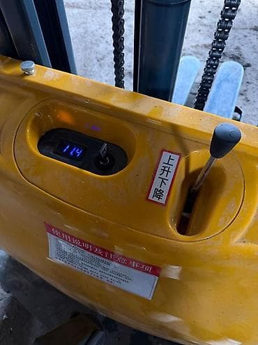 весы старые: Электрический ручной штабелер - Грузоподъёмность: 2000 кг (наклейка — 3