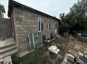 Үйлөр: Срочно продается двухэтажный дом с участком 5 соток, фактически 6, ж/м — 2