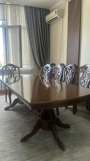 small table: Продается большой, прочный стол вместе со стульями, из натурального — 4
