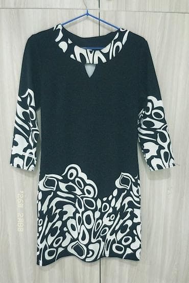 Платье женское, черное с контрастным белым принтом. - Силуэт: прямой at lalafo.kg Платье женское, черное с контрастным белым принтом. - Силуэт: прямой